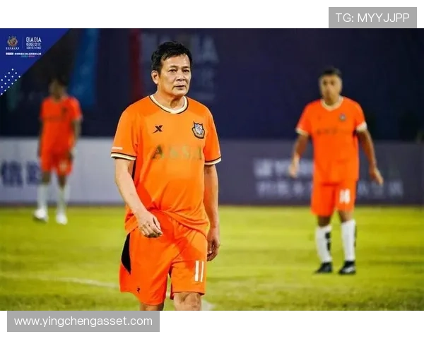 出名帅的足球明星们如何在绿茵场上展现个人魅力与风采