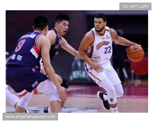 重庆篮球队团队协作引发热议球迷对战术配合和球员默契提出不同看法 重庆篮球队团队协作引发热议球迷对战术配合和球员默契提出不同看法